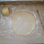 impasto per chiacchiere steso con mattarello