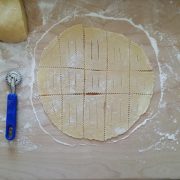 impasto per chiacchiere tagliato a rettangoli