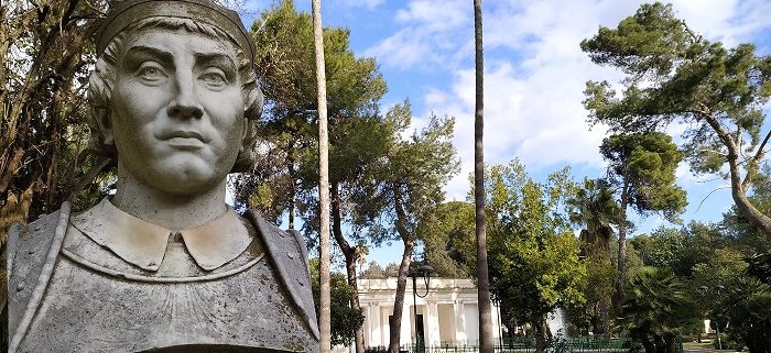 busto di re tancredi nella villa di lecce