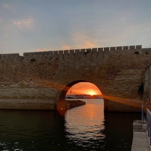 castello alfonsino al tramonto